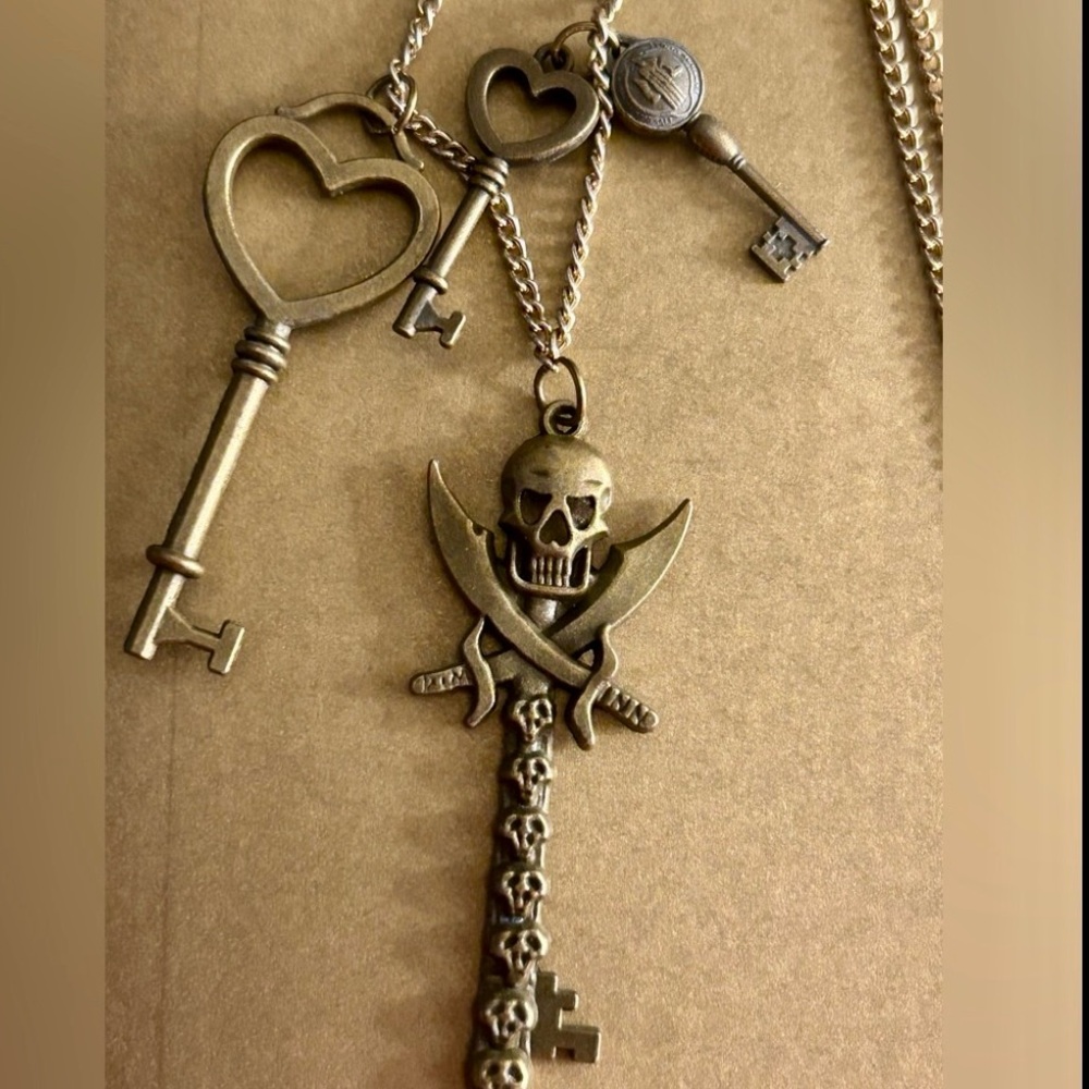 Add 1💰FREE/bundle NWOT Necklace Skeleton Keys 2” Skull, crossed swords, 3 keys